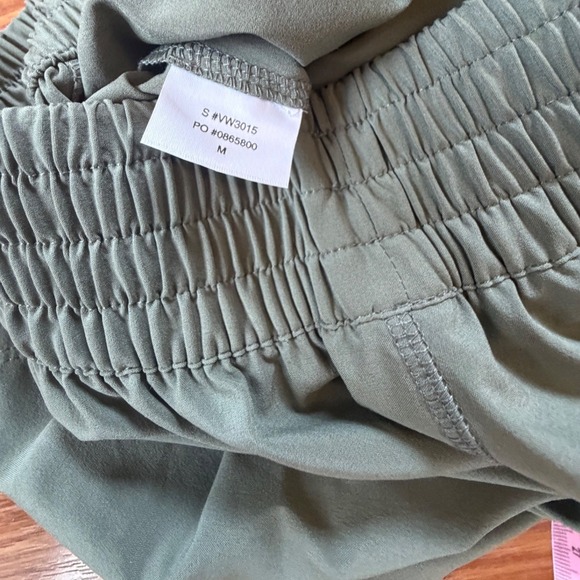 Vuori Villa Short Olive Green Sz Medium Elastic Waist Relaxed High Rise Travel - Picture 6 of 7